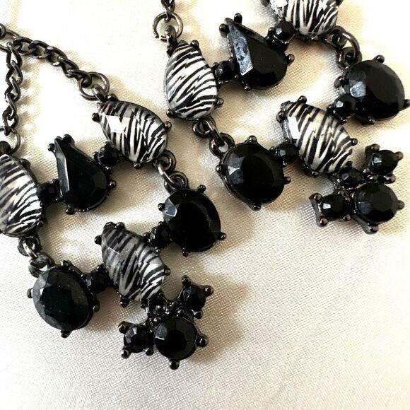 Black zebra statement earrings - Picture 7 of 7